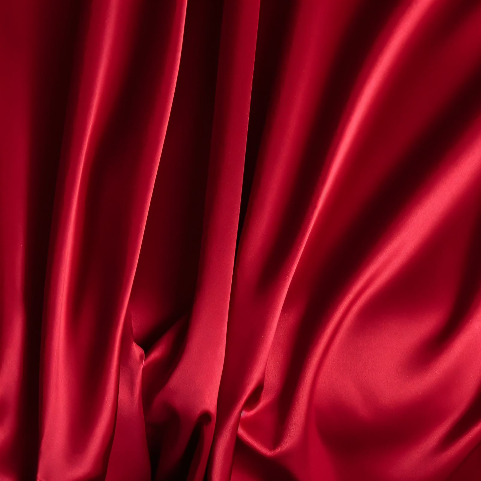 breathable-satin-fitted-sheet-for-luxurious-sleep-at-home-or-office-glaveri