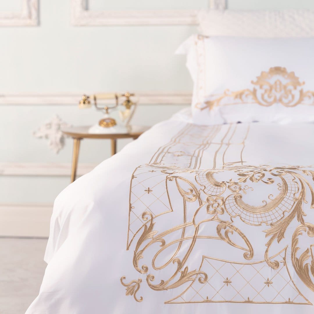 egyptian-cotton-luxurious-white-and-gold-bedding-set-for-home-comfort-glaveri
