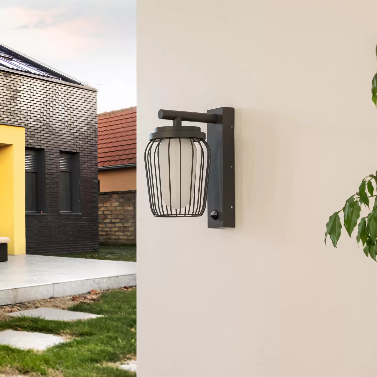 aluminium-outdoor-motion-sensor-light-for-home-and-garden-security-glaveri
